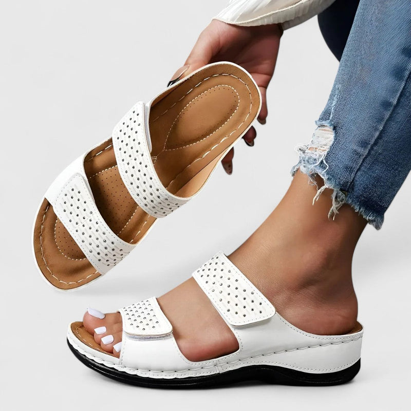 Karyssa | Ortopediset Sandaalit" can be rewritten as "Karyssa | Orthopedic Sandals.