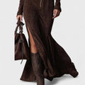 "Valentina | Samettinen maksimekko vyöllä" can be rewritten as "Valentina | Velvet Maxi Dress with Belt".