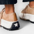 Karoliina Kaupunkikengät Paksuilla Pohjilla" can be rewritten as "Karoliina Thick-Sole Urban Shoes.