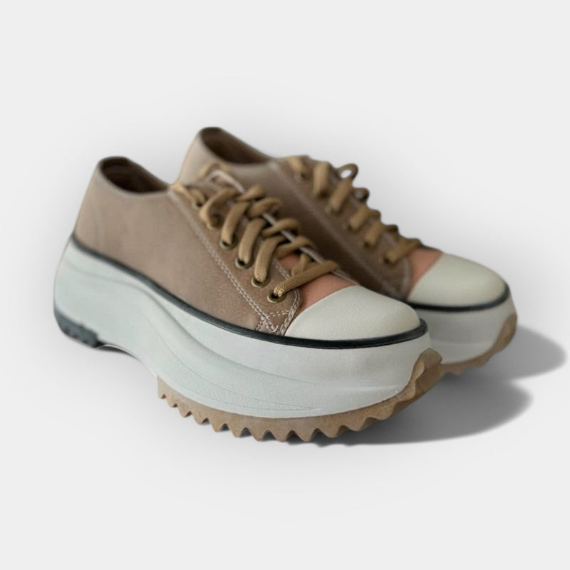 Karoliina Kaupunkikengät Paksuilla Pohjilla" can be rewritten as "Karoliina Thick-Sole Urban Shoes.